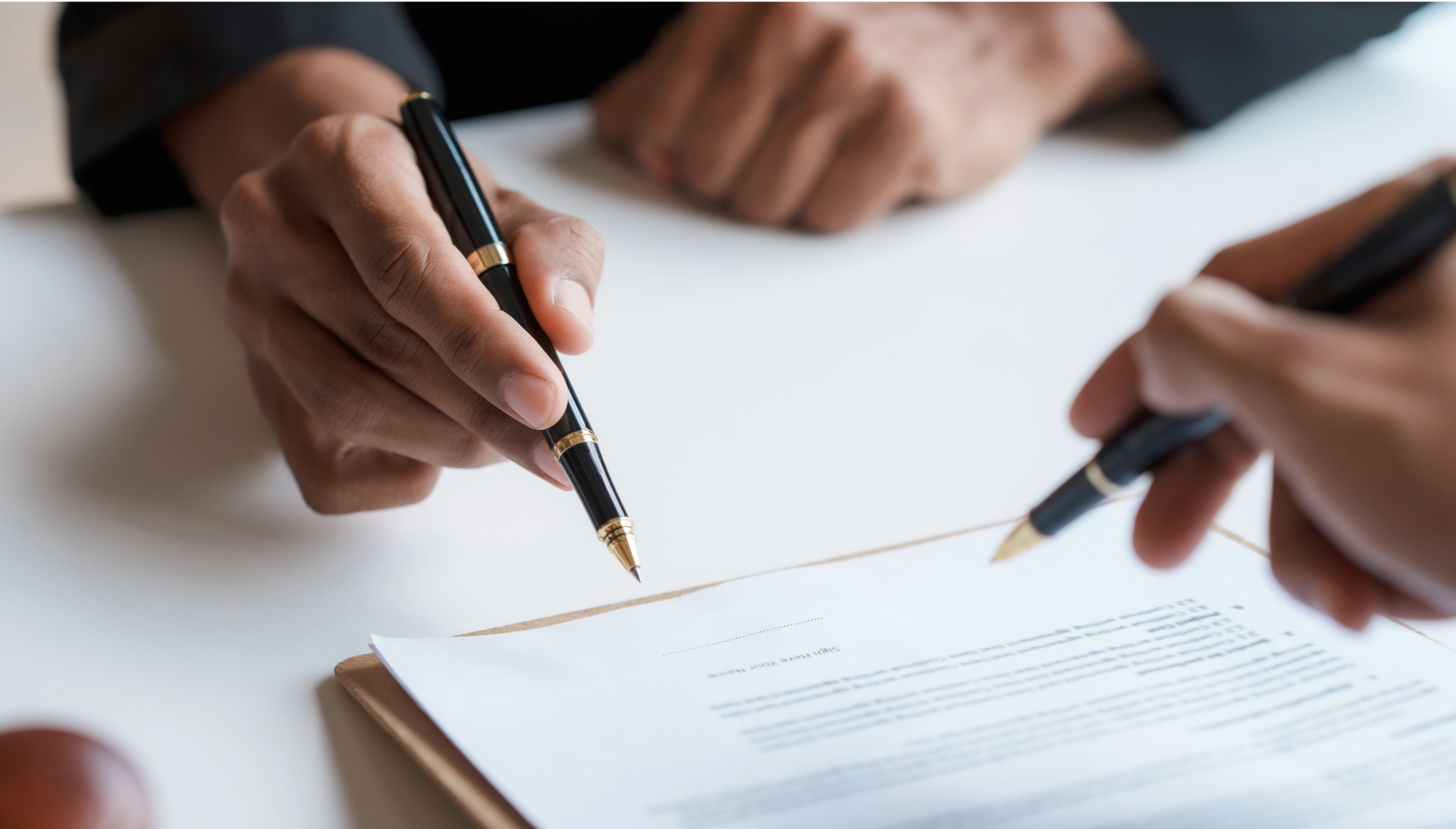 Firma de documentación legal en un asunto laboral